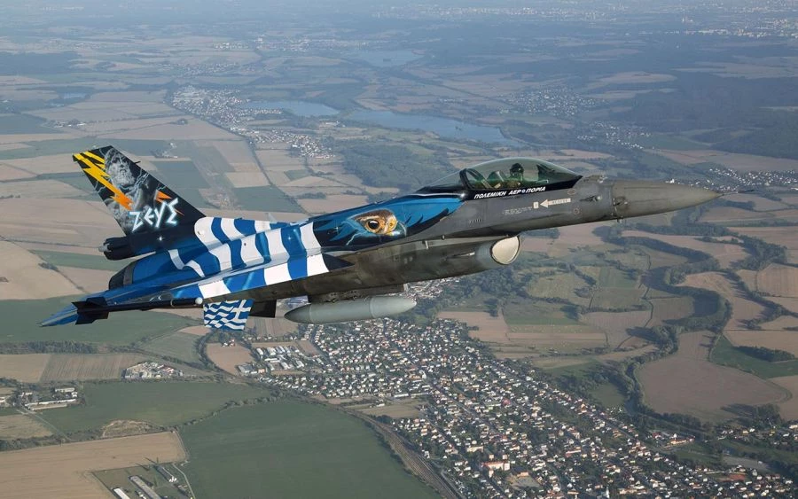 Αυτός είναι ο πιλότος της Ομάδας Ζευς που θα «σκίσει» τον ουρανό της Θεσσαλονίκης ανήμερα της 28ης Οκτωβρίου (εικόνα, βίντεο)